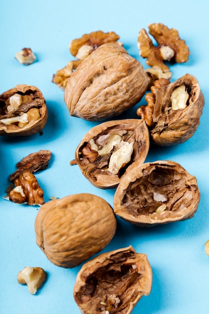 Gratis foto noten. walnoten op een blauwe achtergrond