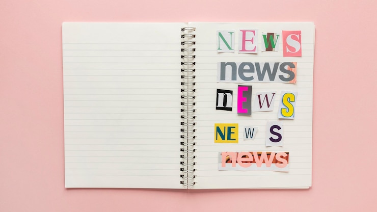 Gratis Foto notitieboekje met nepnieuws