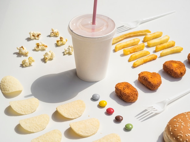 Gratis foto nuggets, patat, friet en frisdrank opgesteld