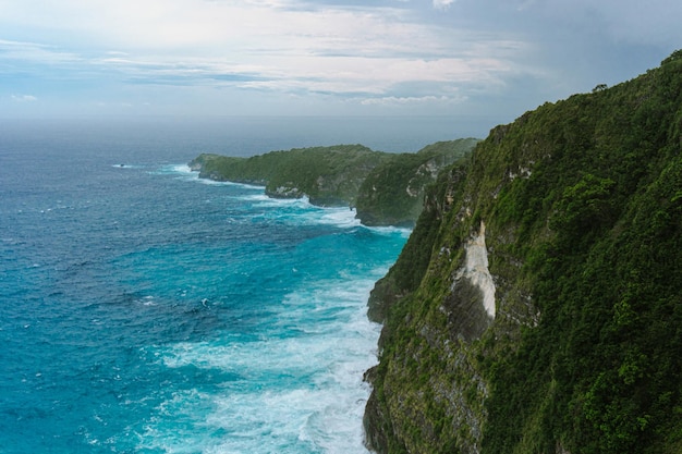 Gratis foto nusa penida-eiland, bali, indonesië. rotsen die de oceaan in gaan.