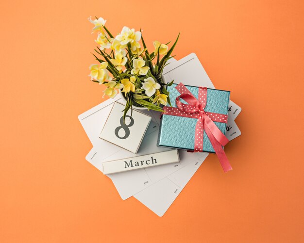 Oange bureau met cadeau, bloemen en notitieboekje