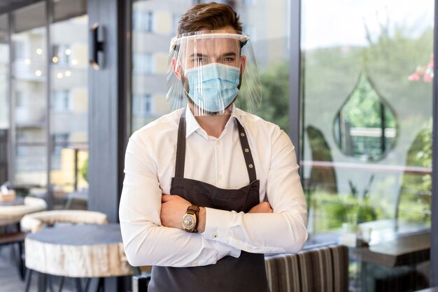 Ober die gezichtsmasker en bescherming draagt