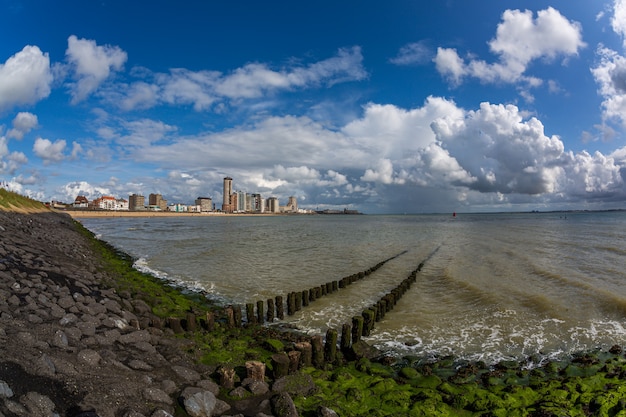 Oceaan onder de bewolkte hemel in Vlissingen, Zeeland, Nederland