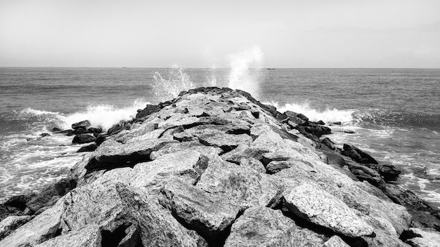Oceaangolven op de rotsen - zwart en wit