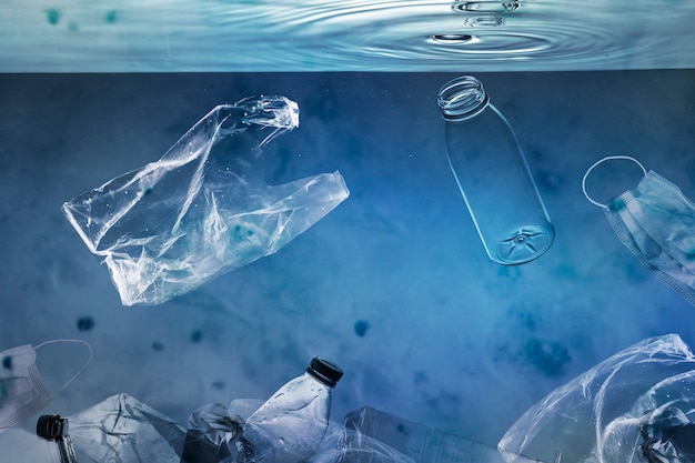 Oceaanvervuilingscampagne met drijvende plastic zakken en gebruikte flessen