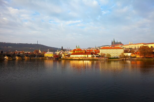 Ochtend uitzicht op Praag uit Vltava