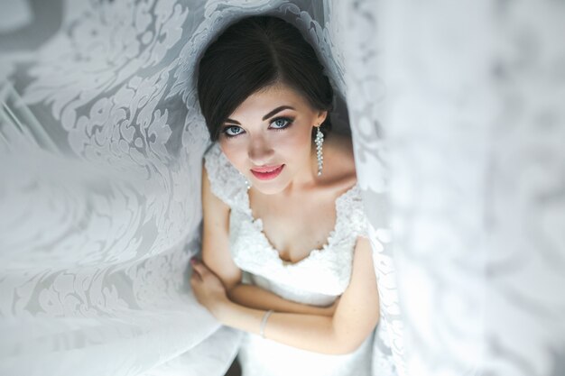 Ochtendportret van een mooie bruid met groot daglicht.