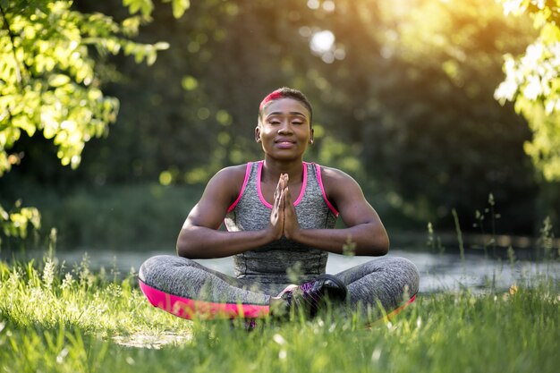 Oefening persoon staande zomer yoga natuur