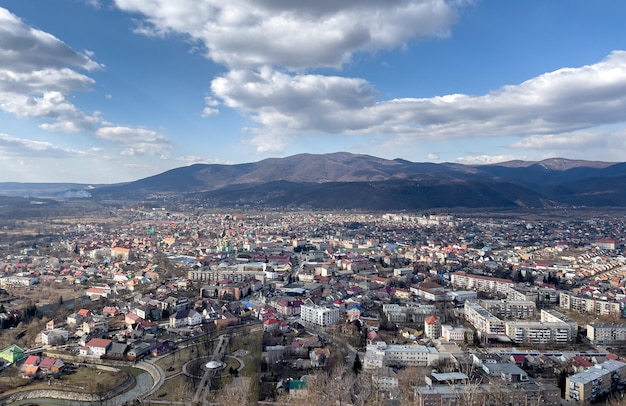 Oekraïense stad dichtbij bergenlandschap in de zonnige dag