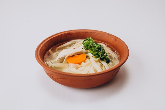 Oekraïense traditionele borsch geïsoleerd op een witte ondergrond