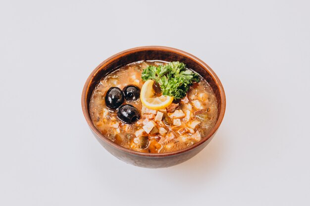 Oekraïense traditionele borsch geïsoleerd op een witte ondergrond