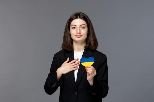 Oekraïne Russisch conflict brunette vrij schattig meisje in zwarte blazer met Oekraïens hart