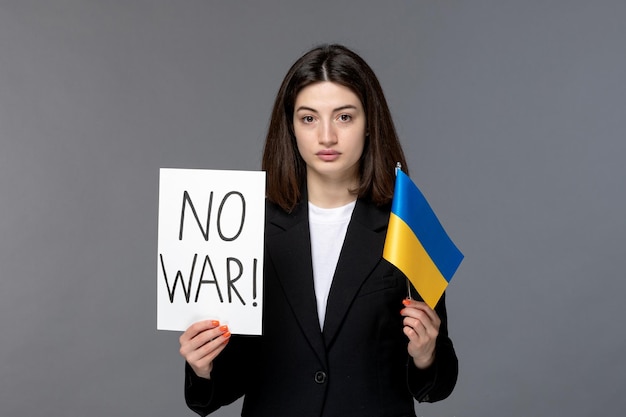 Gratis foto oekraïne russisch conflict schattige jonge donker haar vrouw in zwarte blazer zonder oorlogsteken en vlag