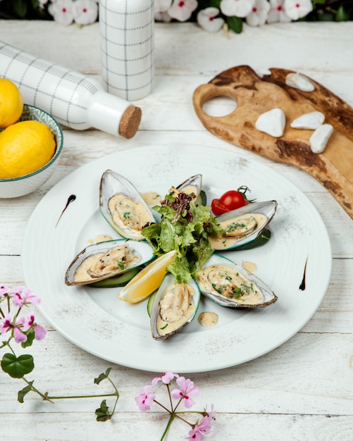 Gratis foto oesters in zure roomsaus en kruiden