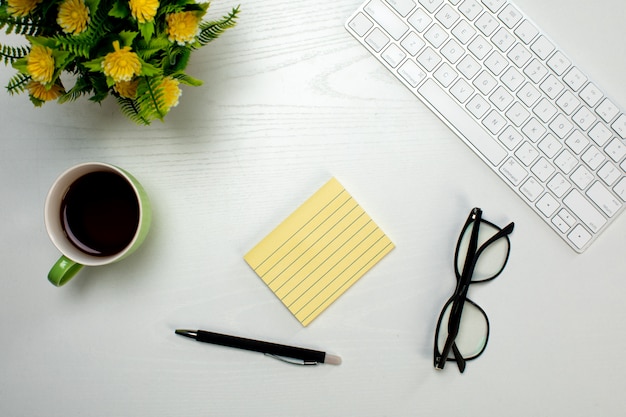 Office tools en een kopje koffie op tafel