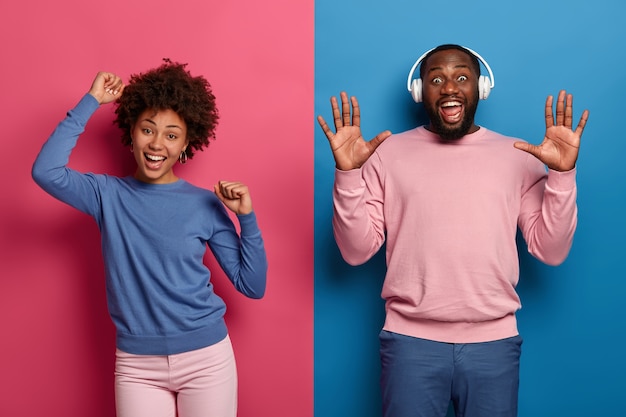 Oh ja, het is ons liedje! Vrolijke duizendjarige krullende vrouw en man dansen en hebben plezier, maken zich geen zorgen over mening, vieren geslaagd examen, laten disco bewegen