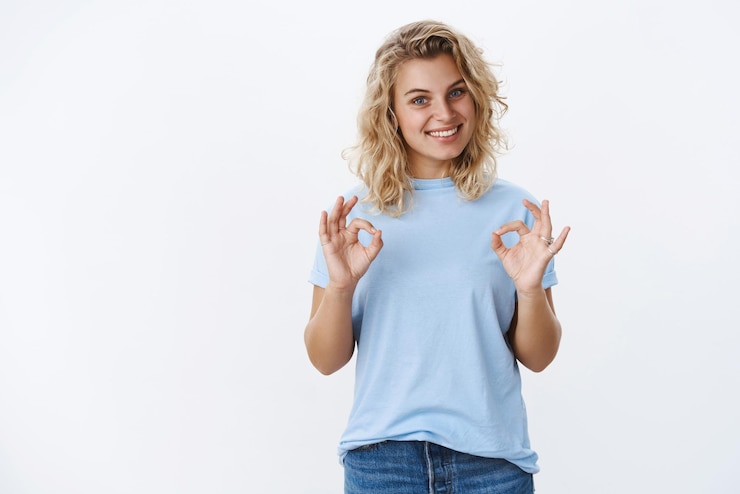 Gratis Foto oké, geen probleem, reken op mij portret van een charismatische zelfverzekerde en assertieve behulpzame vriendin die ok gebaren toont met de handen in de buurt van het lichaam en glimlacht omdat ze zeggen dat alles perfect zal zijn
