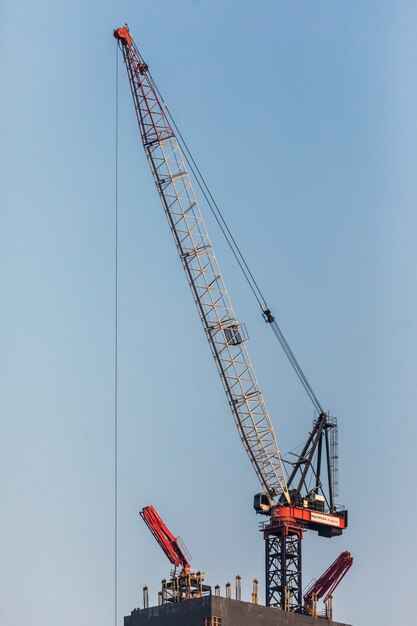 Oktober, 2018. Bouwconstructie van wolkenkrabbers in Dubai.