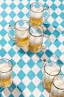 Gratis foto oktoberfest arrangement met heerlijk glas bier