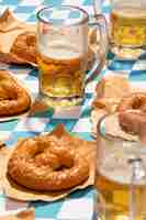 Gratis foto oktoberfest arrangement met heerlijke pretzel