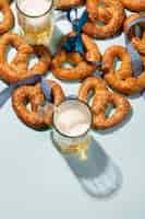 Gratis foto oktoberfest assortiment met heerlijke pretzel