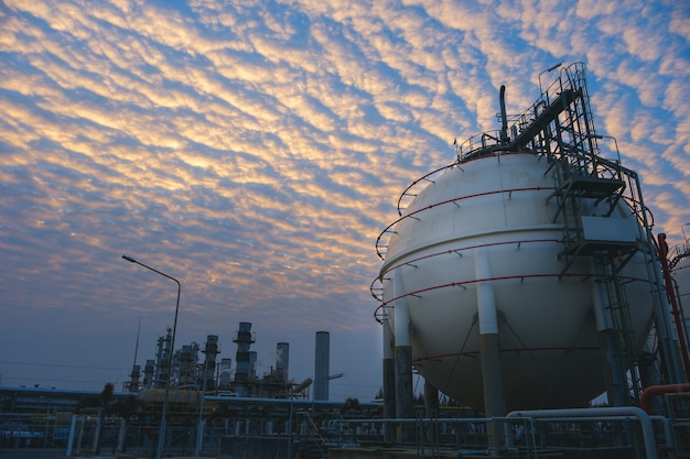 Olie- en gasraffinaderij of petrochemische industrie bij zonsondergang aan de hemel
