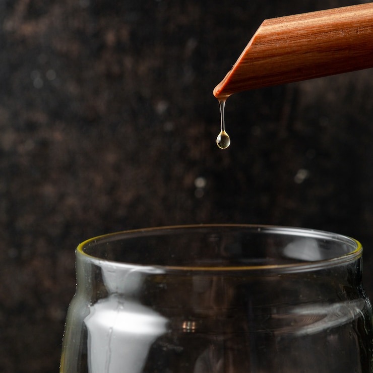 Gratis Foto olie gieten in glazen pot close-up