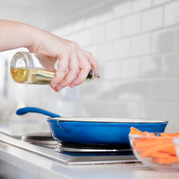 Olie op de braadpan serveren