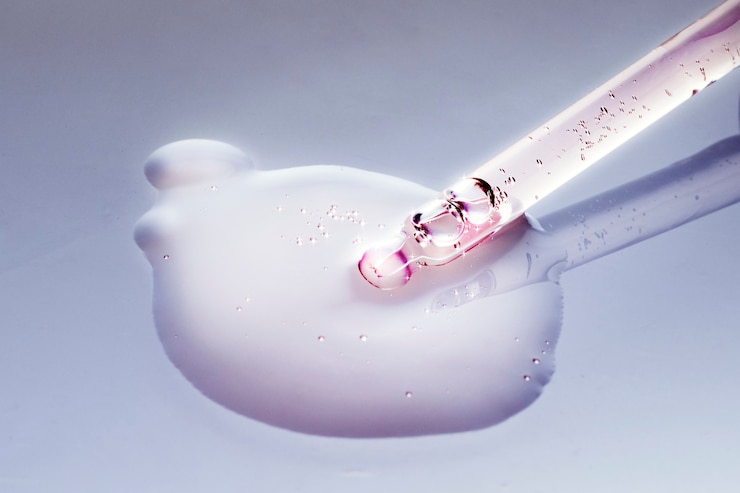 Gratis Foto oliedruppelaar achtergrond, roze druipend cosmetisch product
