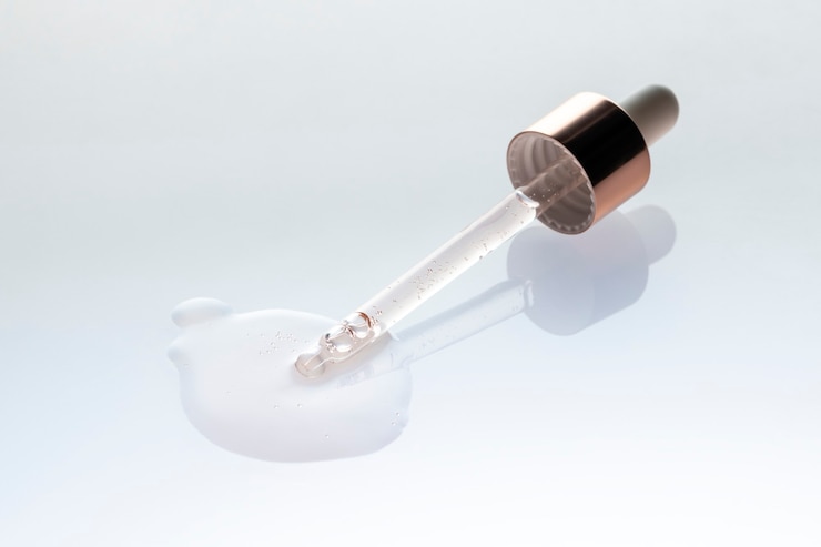 Gratis Foto oliedruppelaar achtergrond, roze druipend cosmetisch product