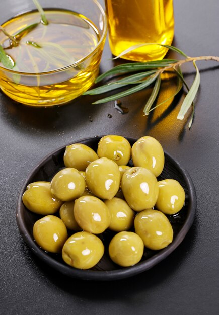 Olijven in een bord met olijfolie