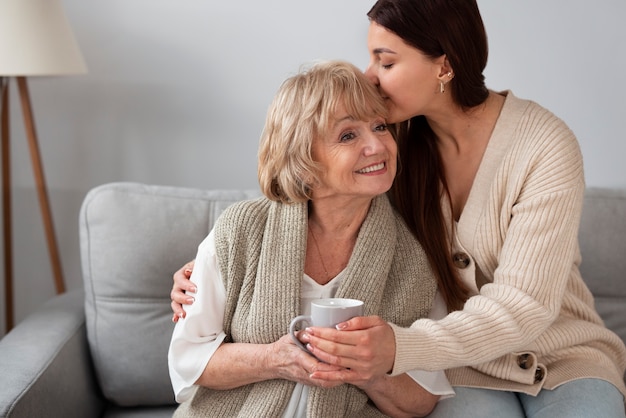 Oma brengt tijd door met haar kleinkinderen