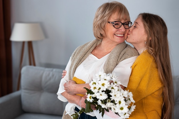 Gratis foto oma brengt tijd door met haar kleinkinderen