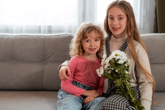 Gratis foto oma brengt tijd door met haar kleinkinderen