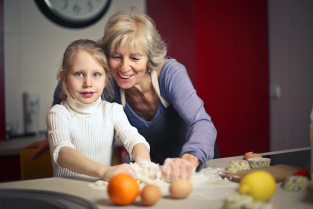 Oma en kleindochter in de keuken