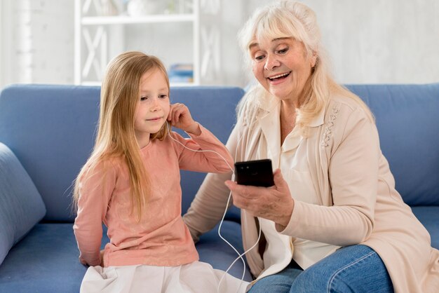 Oma en meisje muziek luisteren