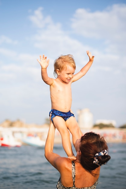 Oma het spelen met kleinzoon op zee