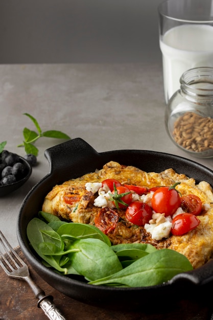 Omelet met kaas en tomaten hoog uitzicht