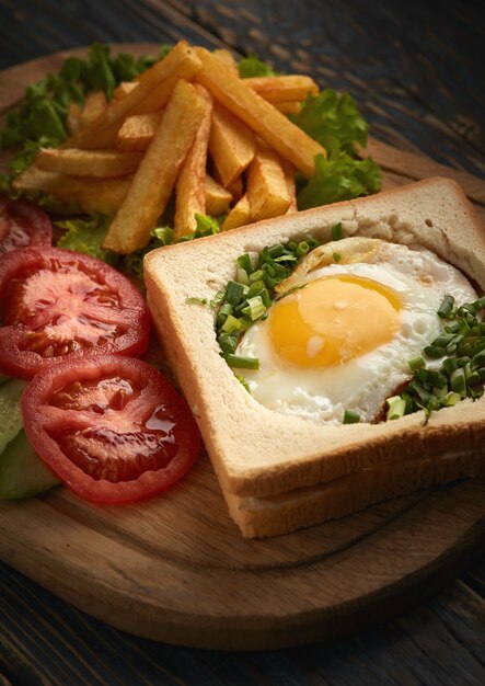 Omelet sandwich met frietjes