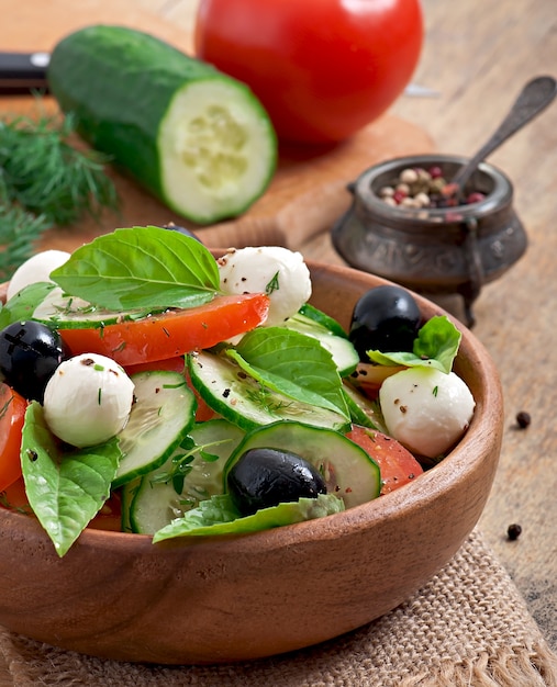 Omhoog sluit de verse groente Griekse salade ,.