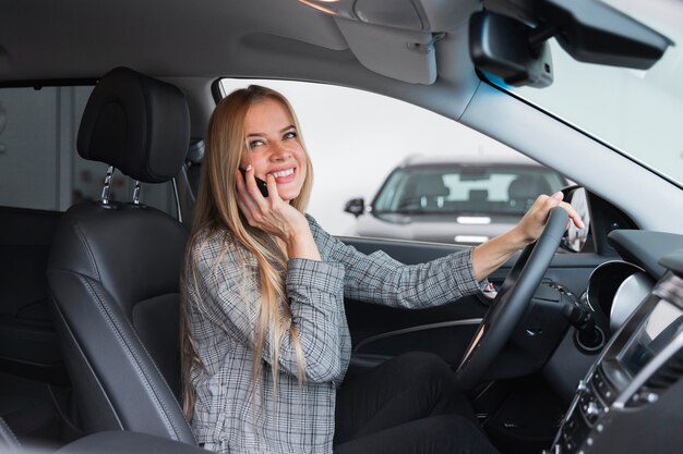 Omhooggaand en vrouw die tijdens het rijden kijkt kijkt