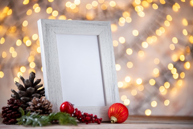 Gratis foto omlijsting met de textuur van kerstmiskerstmis van pijnboompitten feestelijk op pastelkleurenachtergrond