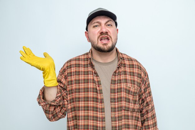 Onaangename slavische schonere man met rubberen handschoenen die zijn hand open houden