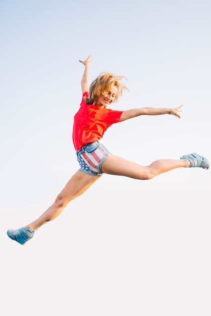 Onafhankelijkheidsdagconcept met springend meisje
