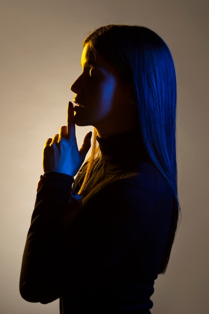 Onbekende vrouw poseren in studio medium shot