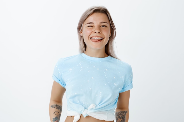 Gratis Foto onbezorgd blond meisje poseren in de studio