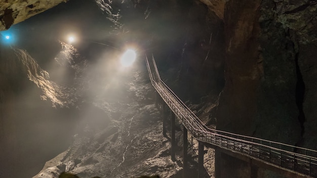 Onder de grond. Prachtig uitzicht op stalactieten en stalagmieten in een ondergrondse grot - New Athos Cave. Heilige oude onderwereldformaties.