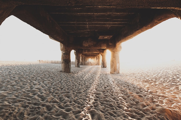 Onder de houten brug op zandstrand