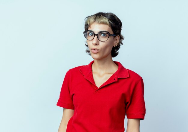 Onder de indruk jong Kaukasisch meisje met pixiekapsel die glazen dragen die op witte achtergrond met exemplaarruimte wordt geïsoleerd