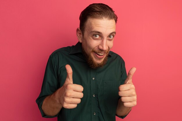 Onder de indruk knappe blonde man duimen omhoog van twee handen geïsoleerd op roze muur
